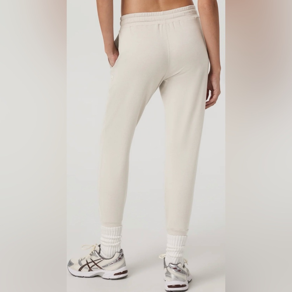 Vuori Women’s NWT Ecru Heather Performance Joggers - Picture 2 of 10